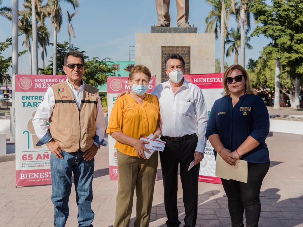 ENCABEZA ALCALDE LAMARQUE CANO ENTREGA DE TARJETAS DE PENSIÓN BIENESTAR PARA ADULTOS MAYORES