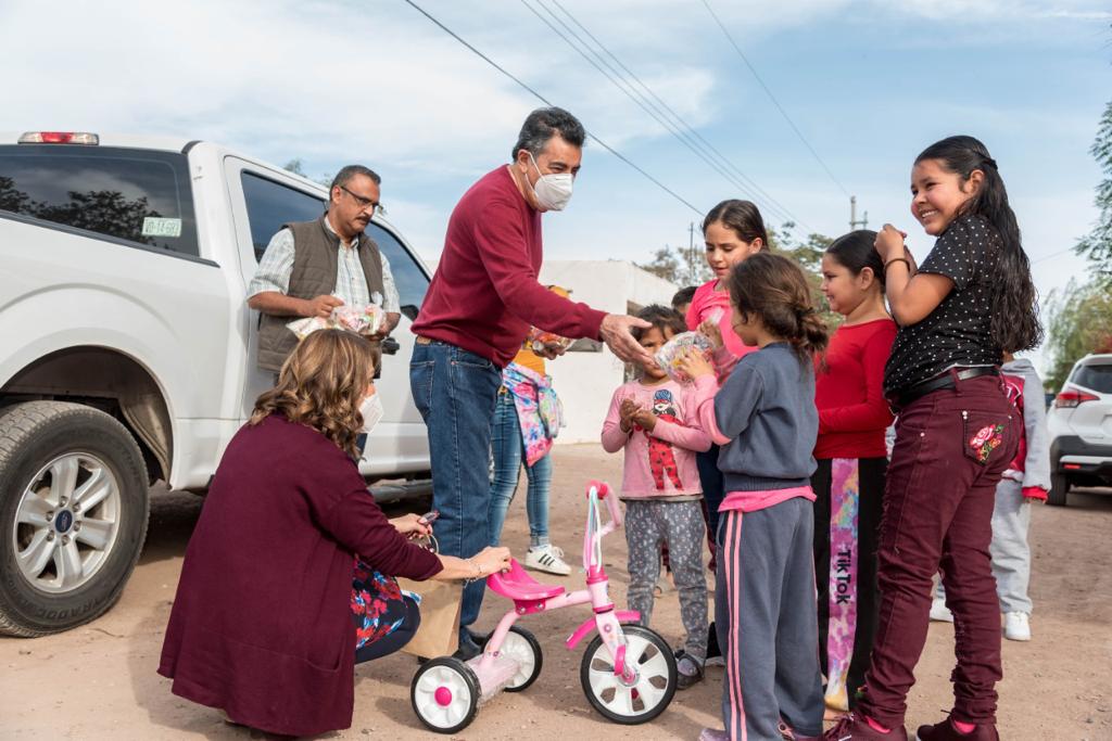 RECORREN CALLES DE COLONIA LEANDRO VALLE, EL ALCALDE JAVIER LAMARQUE Y MTRA. PATRICIA PATIÑO PARA COMPARTIR LA NAVIDAD CON NIÑAS Y NIÑOS