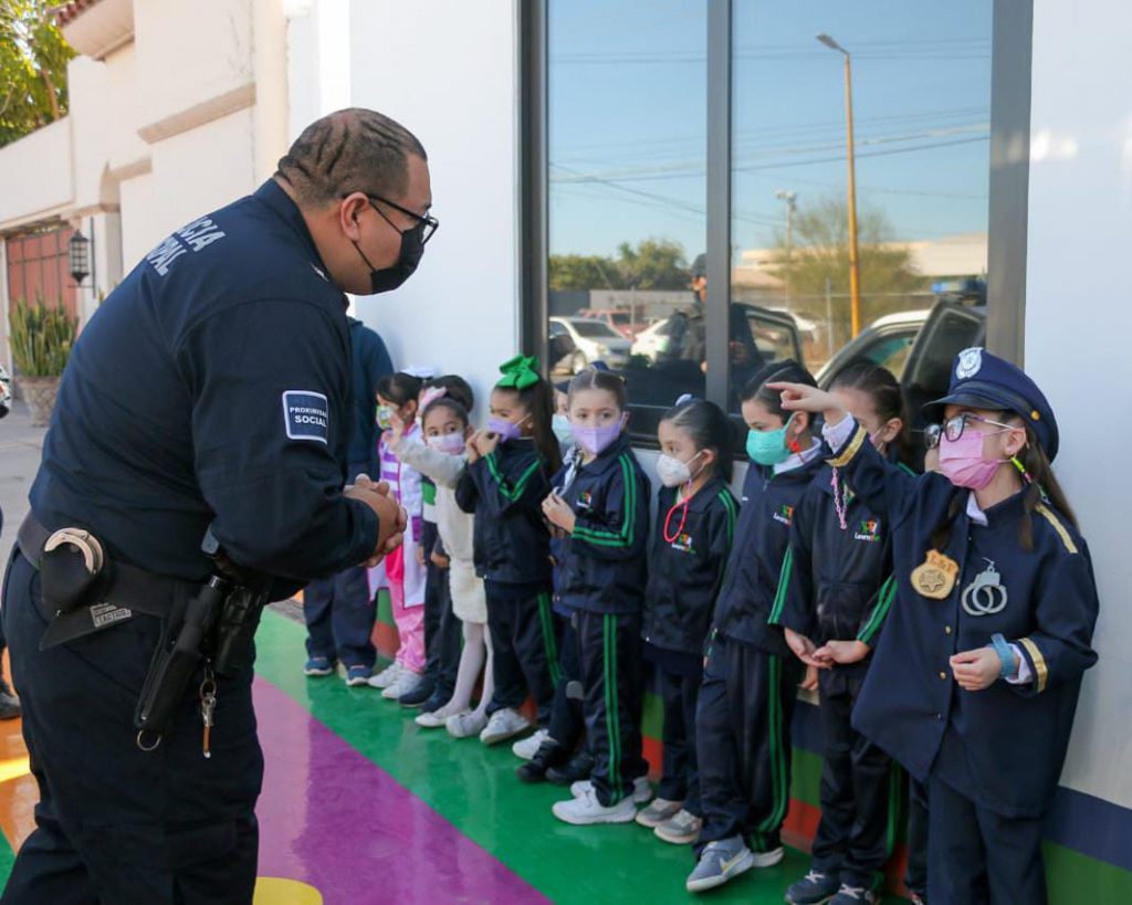 VISITAN POLICÍAS MUNICIPALES A NIÑAS Y NIÑOS DE PREESCOLAR