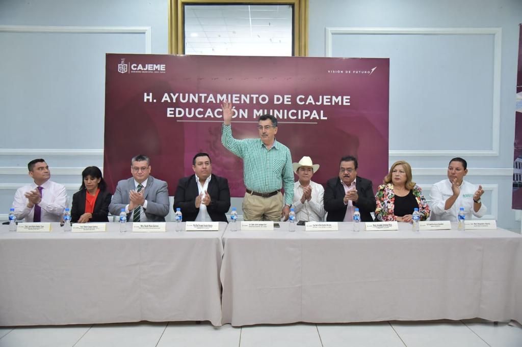 RECONOCEN AYUNTAMIENTO Y SEC A MAESTRAS Y MAESTROS EN SU DÍA