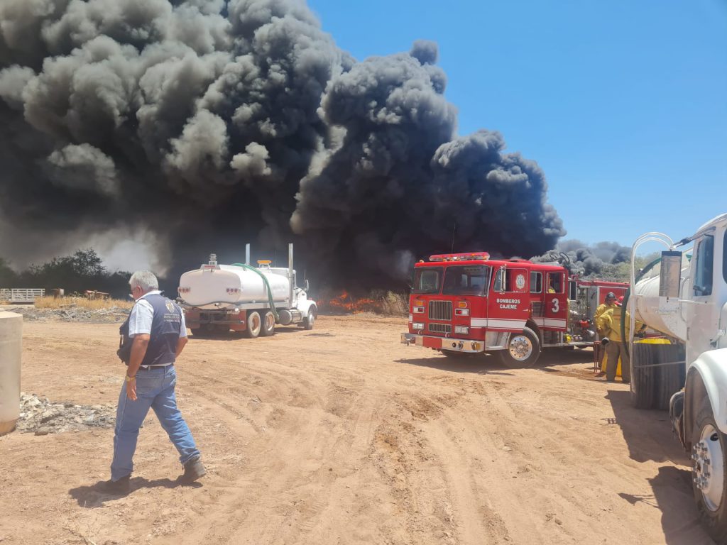 INCENDIO EN RECICLADORA SE ENCUENTRA CONFINADO