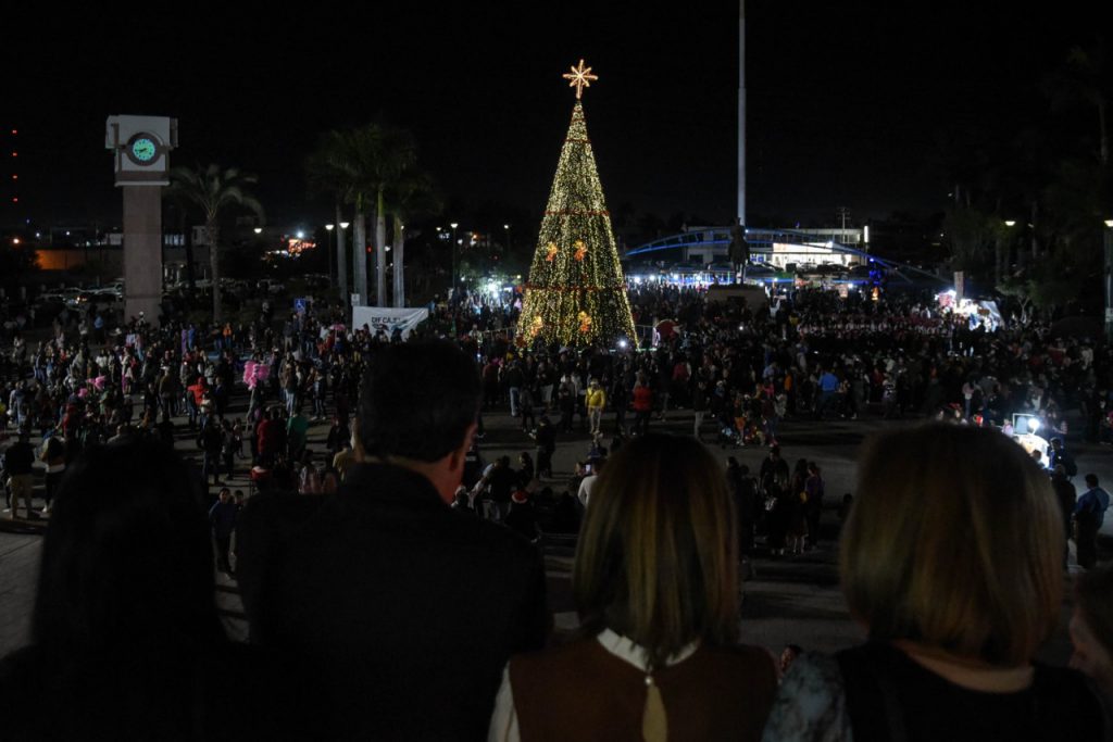 CAJEME SE ILUMINA CON EL TRADICIONAL ENCENDIDO DEL ÁRBOL NAVIDEÑO