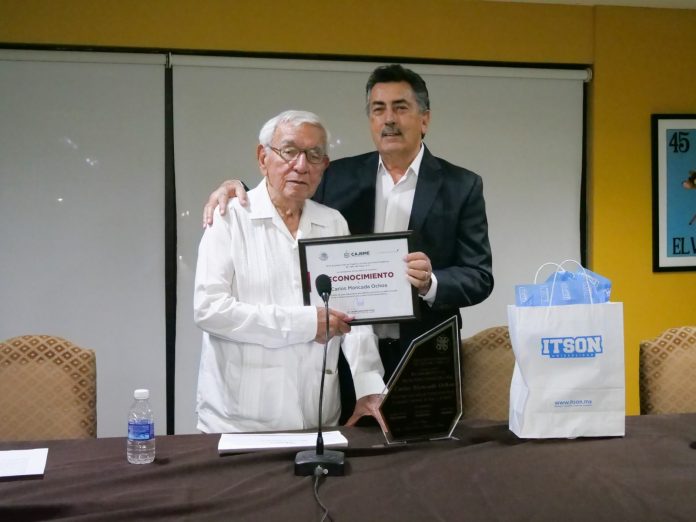 ENTREGA ALCALDE RECONOCIMIENTO «TRAYECTORIA PERIODÍSTICA 2023» A CARLOS MONCADA OCHOA