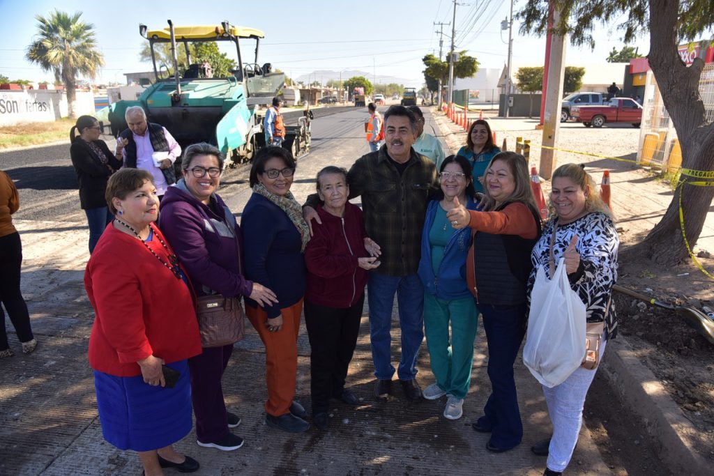 SUPERVISA ALCALDE AVANCE EN PAVIMENTACIÓN DE CALLE CUAUHTÉMOC