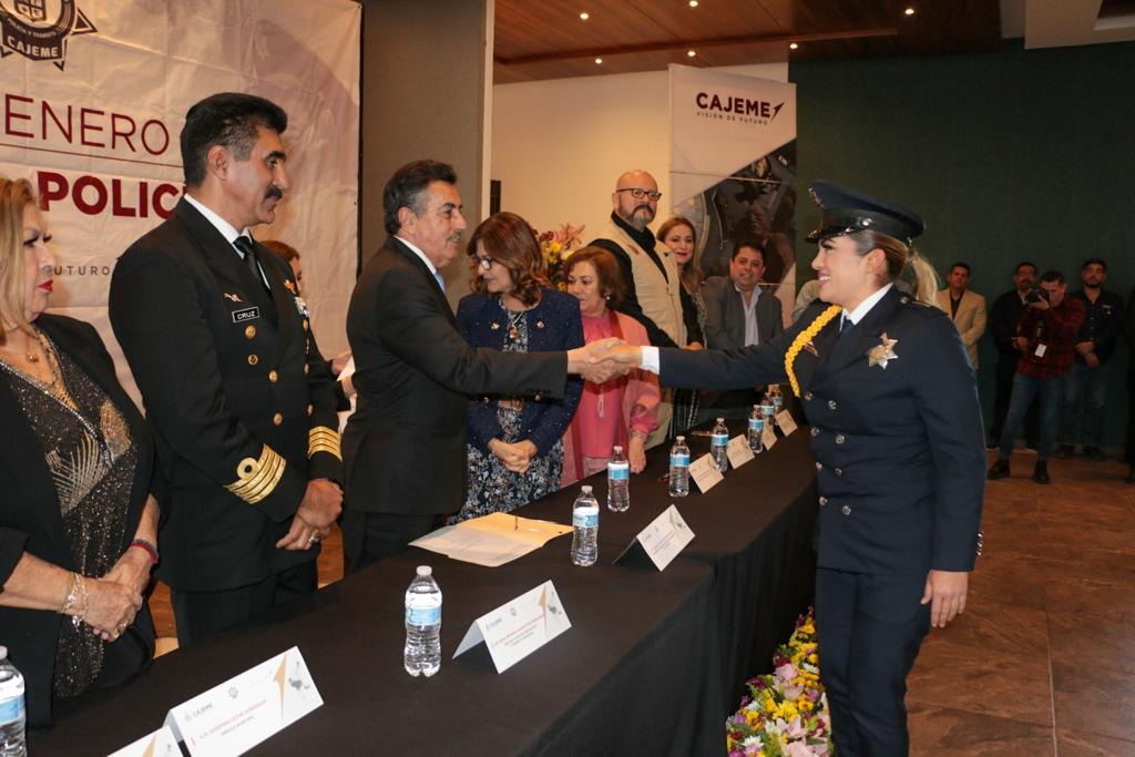 RECONOCE ALCALDE LAMARQUE CANO LABOR DE POLICÍAS EN SU DÍA