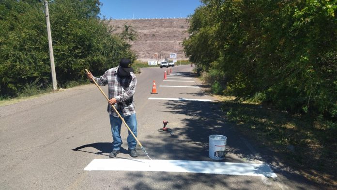 COLOCA TRÁNSITO DE LA SSPM SEÑALIZACIONES Y FRANJAS REDUCTORAS DE VELOCIDAD PARA PREVENCIÓN DE ACCIDENTES EN CAMINOS RUMBO A LA PRESA