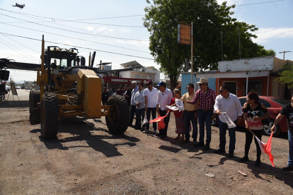 DA BANDERAZO LAMARQUE CANO A OBRA DE PAVIMENTACIÓN EN CALLE JESÚS GARCÍA