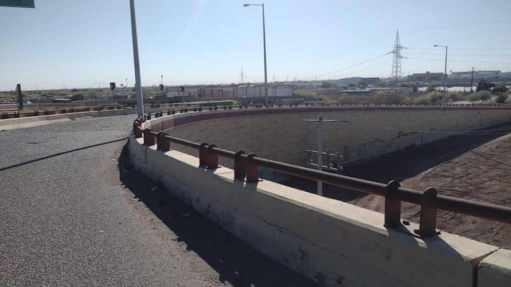 SALVAN AGENTES DE LA SSPM A MENOR QUE INTENTÓ LANZARSE DEL PUENTE ELEVADO DE LA INTERNACIONAL Y 300