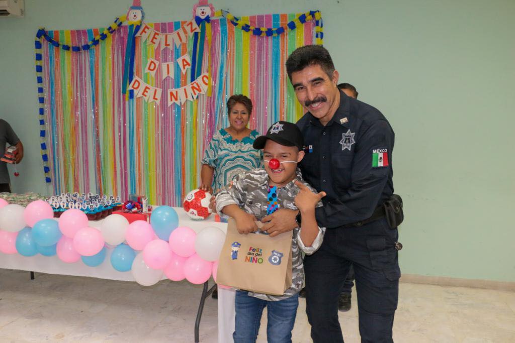 LLEVAN ALEGRÍA POLICÍAS MUNICIPALES A NIÑOS GUERREROS QUE LUCHAN CONTRA EL CÁNCER