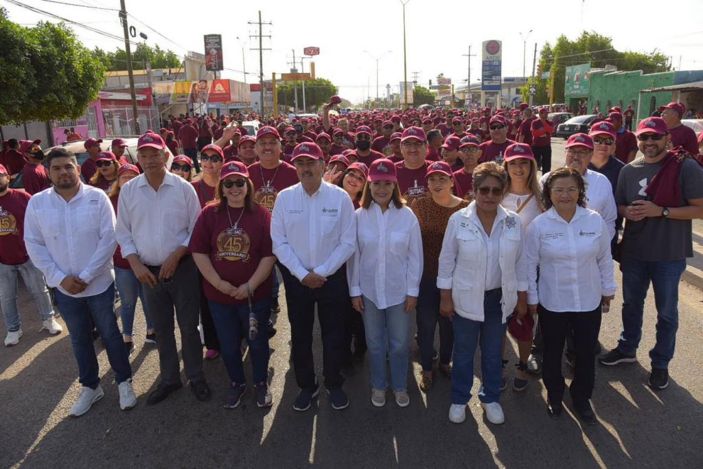 ENCABEZA LAMARQUE CANO DESFILE POR EL DÍA DEL TRABAJO