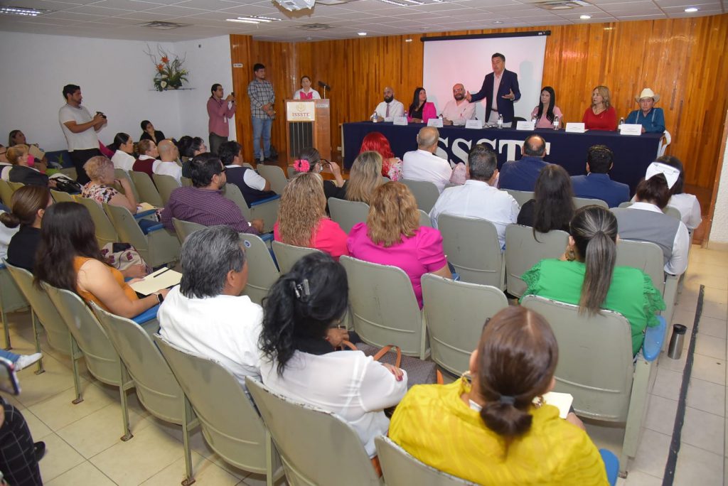 INAUGURA ALCALDE CURSO DE CAPACITACIÓN DE LA SALUD Y CONSCIENCIA SOBRE EL CÁNCER DE MAMA DEL ISSSTE