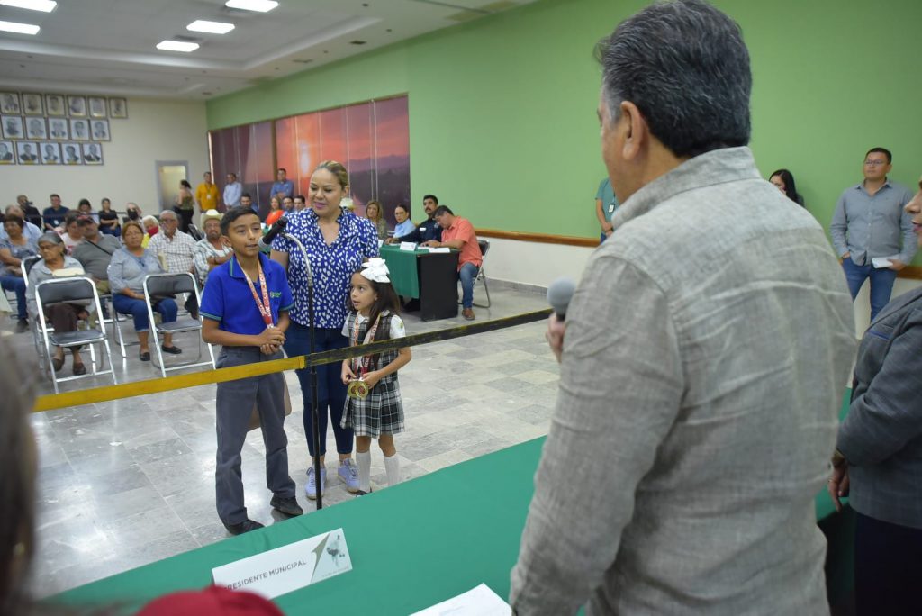 RECONOCE PRESIDENTE MUNICIPAL A NIÑA Y NIÑO KARATECAS DE ORO