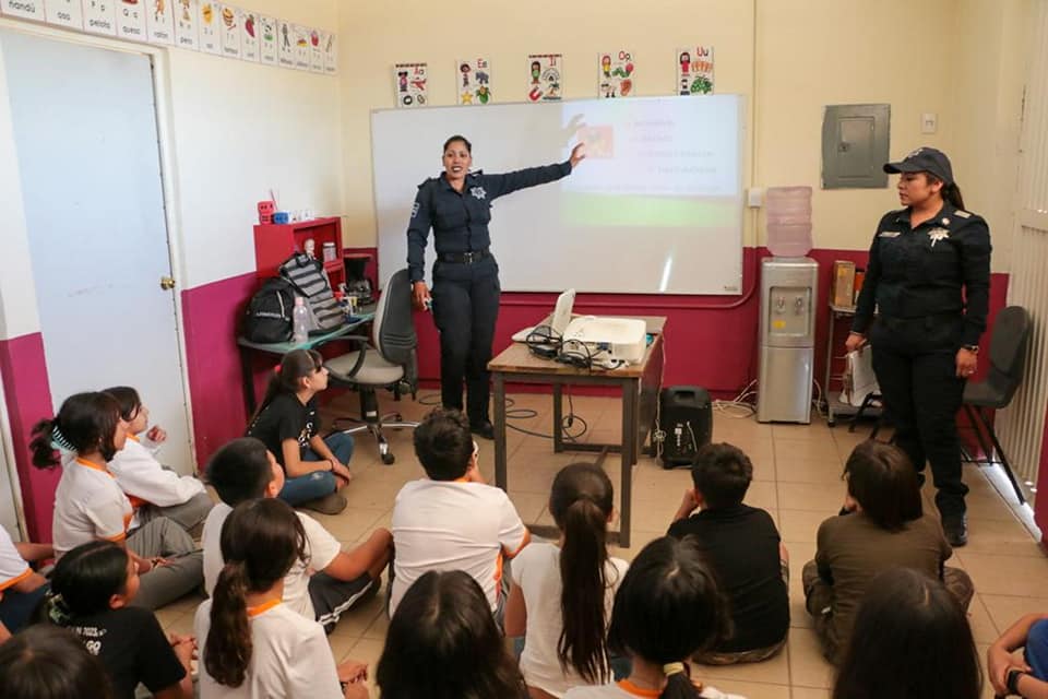 LLEVA SSPM PLÁTICAS LA PREVENCIÓN CONTRA EL USO DE LAS DROGAS A ESCUELAS