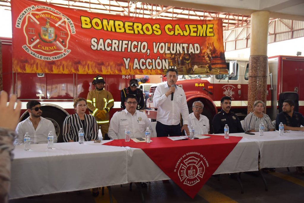 ENTREGA PRESIDENTE MUNICIPAL EQUIPO DE PROTECCIÓN PERSONAL A BOMBEROS