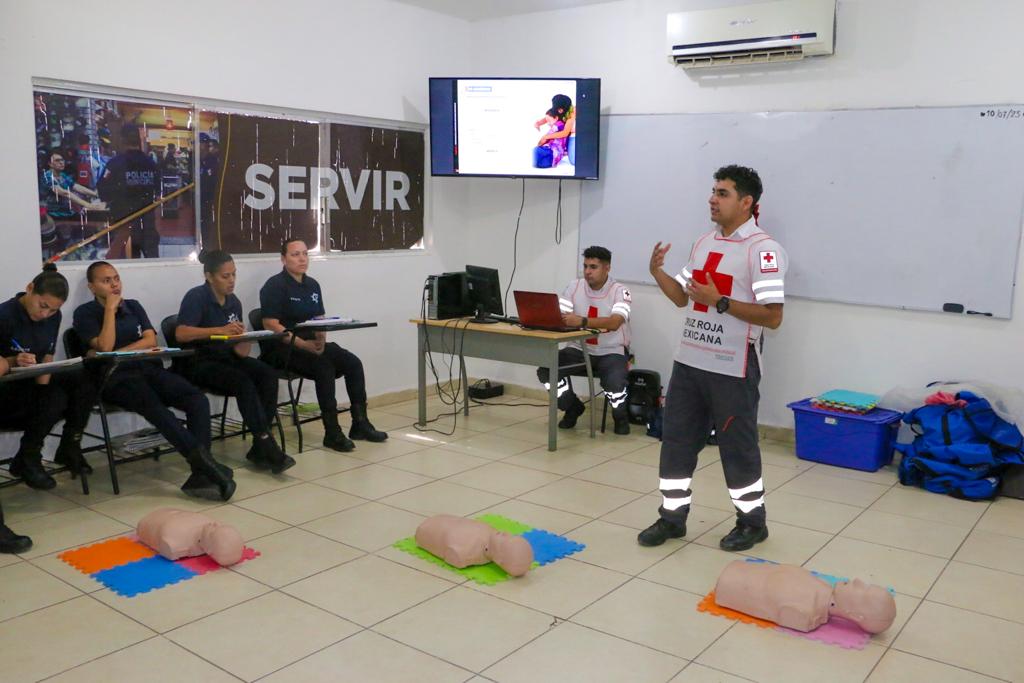 IMPARTEN CURSO DE PRIMEROS AUXILIOS A CADETES DE LA ACADEMIA DE POLICÍA