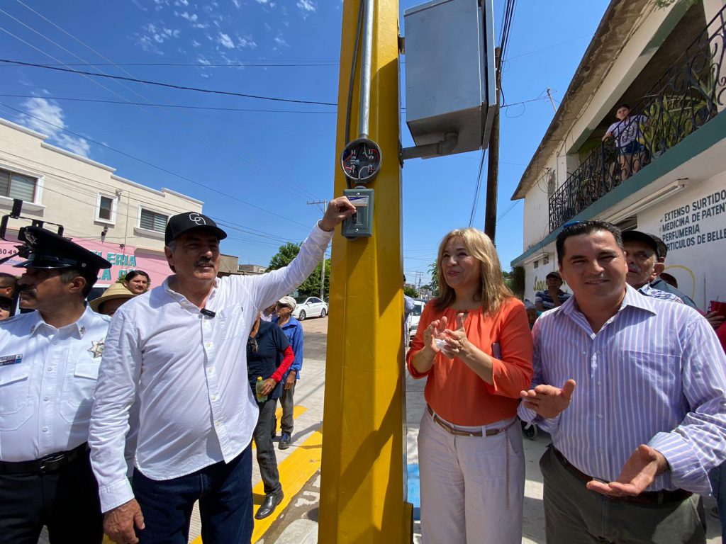 ENTREGA ALCALDE CRUCERO CON CONCRETO HIDRÁULICO Y SEMAFORIZACIÓN EN CALLES SAHUARIPA Y MORELOS