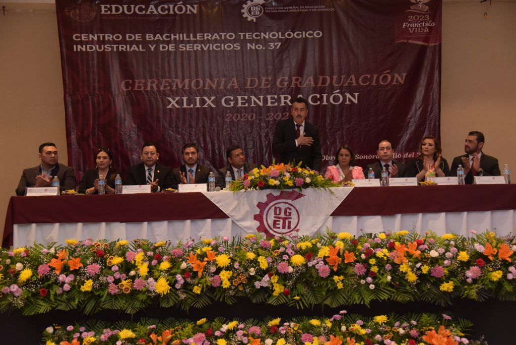 RECONOCE PRESIDENTE MUNICIPAL A GRADUADOS DE BACHILLERATO DEL CBTIS 37 Y 188