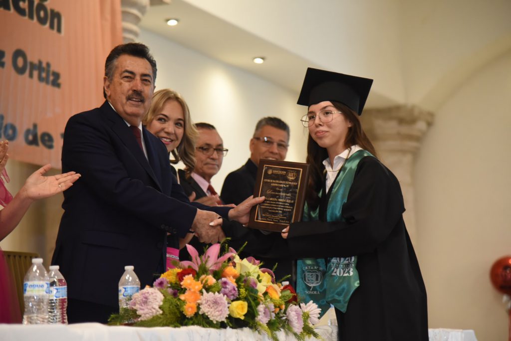 ENTREGA RECONOCIMIENTOS LAMARQUE CANO A EGRESADOS DE BACHILLERATO DEL CBTA 197 Y CONALEP