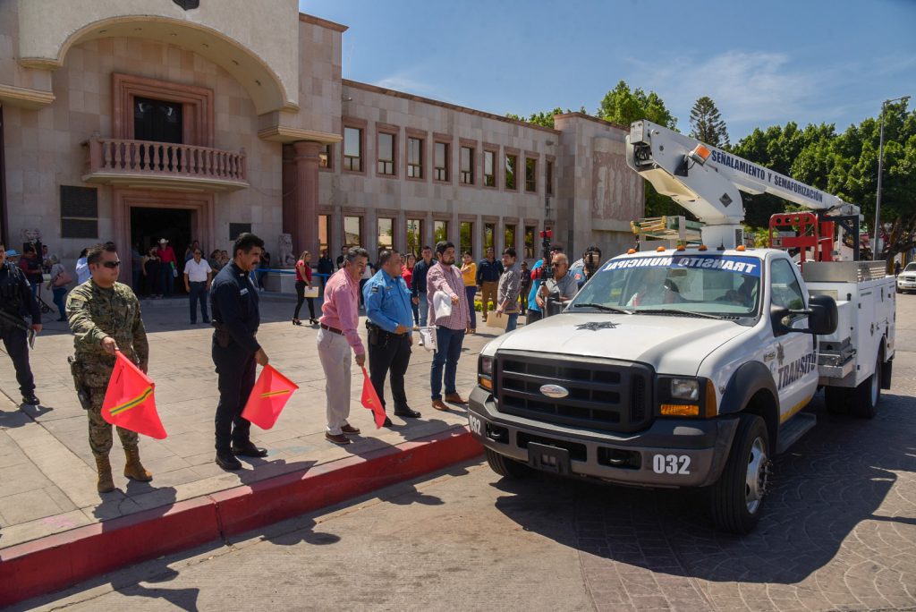 ENTREGA ALCALDE LAMARQUE CANO GRÚA A LA SSPM