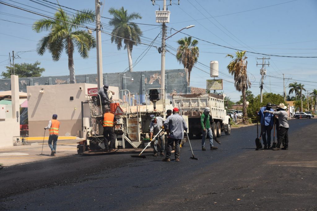 ALCALDE DA INICIO A OBRA DE PAVIMENTACIÓN EN LA CALLE SINALOA