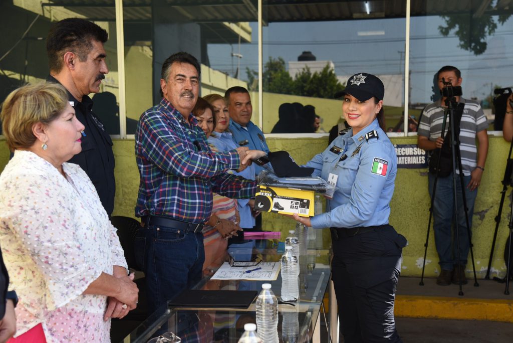 ENTREGA ALCALDE LAMARQUE CANO UNIFORMES A LAS Y LOS POLICÍAS DE CAJEME