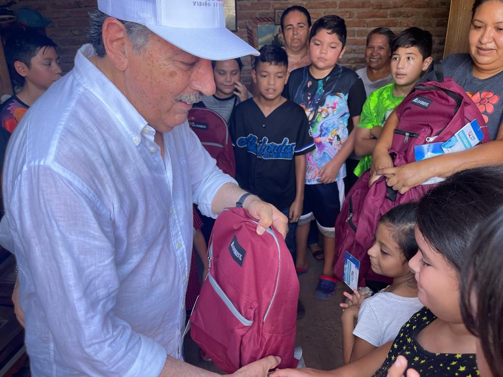 BENEFICIAN CON ÚTILES ESCOLARES A NIÑAS Y NIÑOS POR REGRESO A CLASES