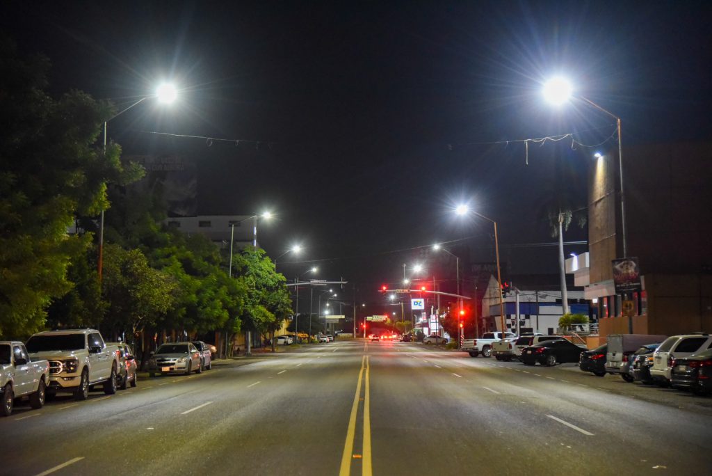 SE ILUMINA CAJEME: ENCIENDE ALCALDE LÁMPARAS DE LA AVENIDA MIGUEL ALEMÁN