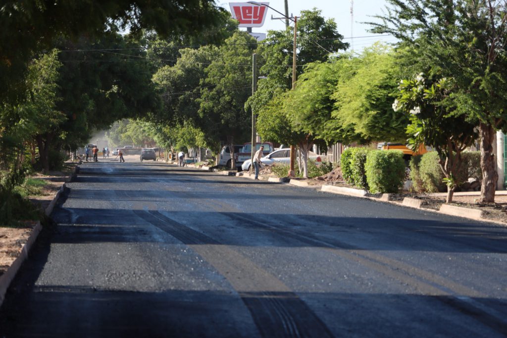 DA LAMARQUE CANO BANDERAZO A PAVIMENTACIÓN DE CALLE CARRILLO PUERTO DE PUEBLO YAQUI