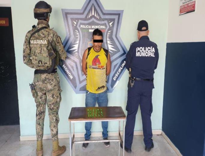 DETIENEN AGENTES DE LA SSPM A DOS POR DROGAS Y ARMA BLANCA