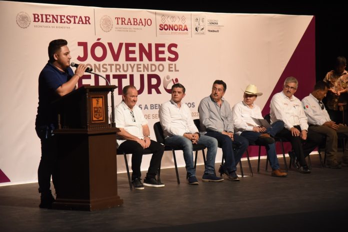 PARTICIPA LAMARQUE CANO EN ENTREGA DE TARJETAS A JÓVENES CONSTRUYENDO EL FUTURO