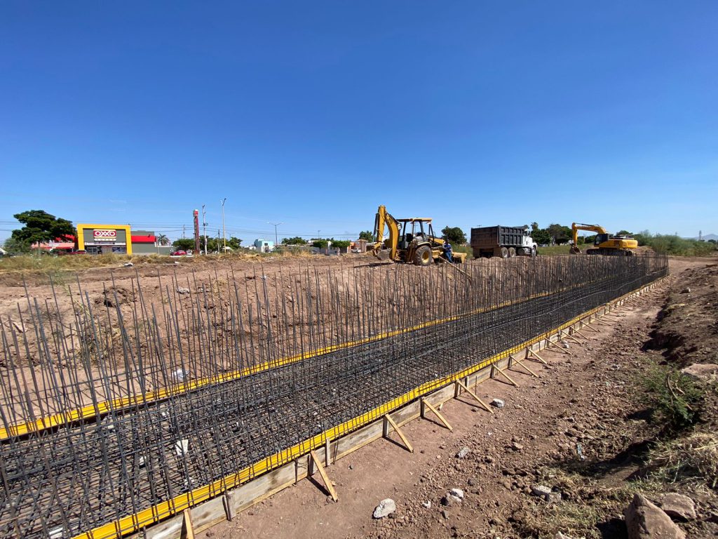 DA ALCALDE BANDERAZO A CONSTRUCCIÓN DE PUENTE VEHICULAR