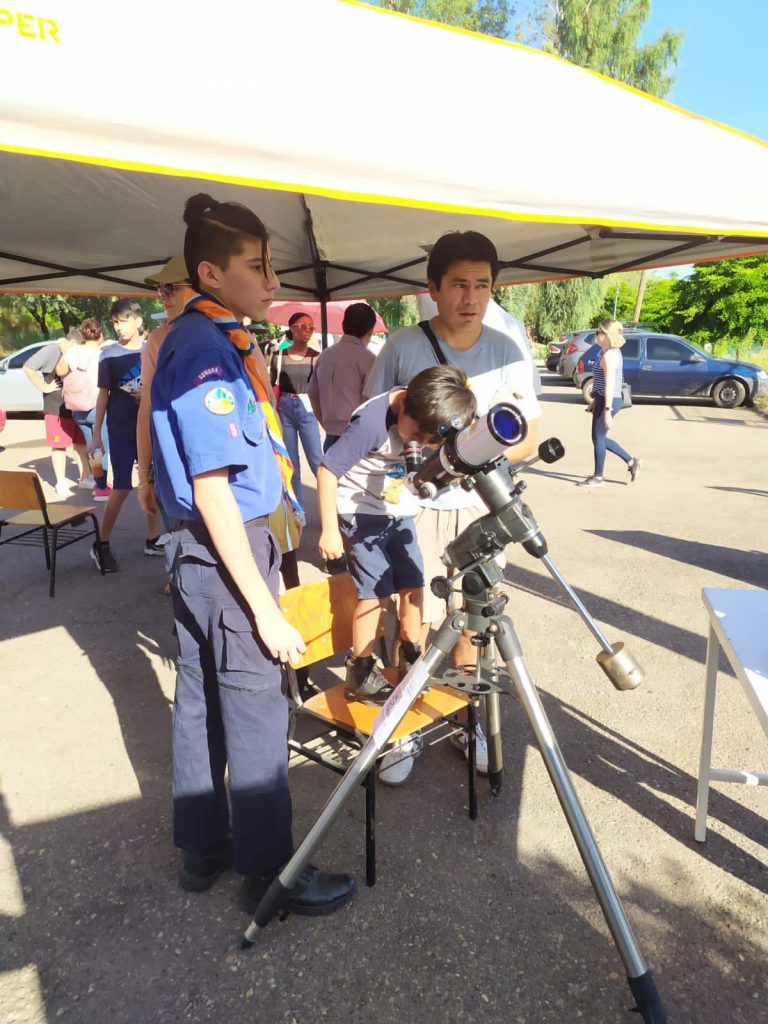 DISFRUTAN FAMILIAS DE OBSERVACIÓN DE ECLIPSE SOLAR EN PLANETARIO DE DIF CAJEME