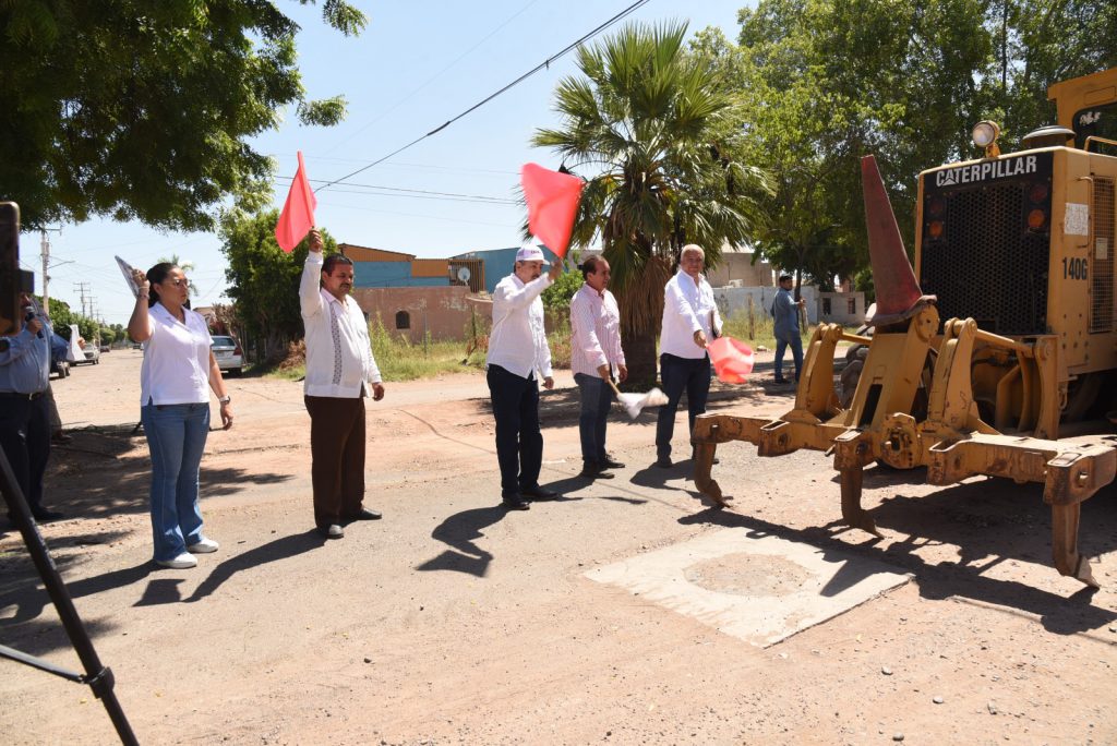 DA LAMARQUE CANO BANDERAZO A PAVIMENTACIÓN EN CALLE JALISCO Y EN CALLE ROSENDO MONTIEL