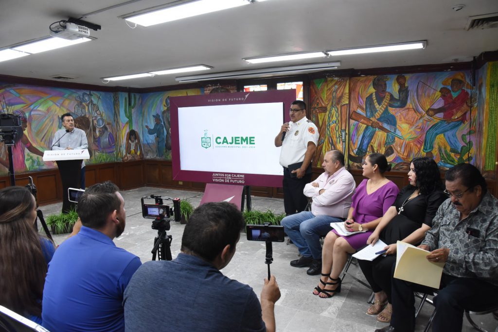 CONTRIBUYE PROTECCIÓN CIVIL Y BOMBEROS EN MITIGACIÓN DE INCENDIO DEL RELLENO SANITARIO EN CAJEME