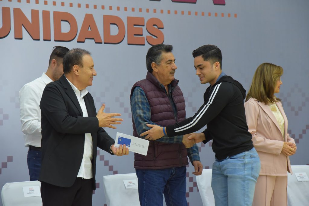 PARTICIPA LAMARQUE CANO EN ENTREGA DE BECAS A ESTUDIANTES UNIVERSITARIOS