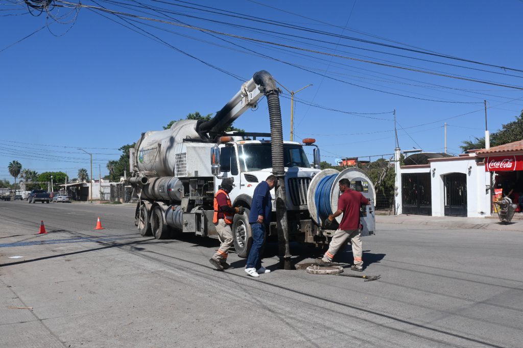 MEDIANTE SONDEO Y DESAZOLVE DE COLECTOR PRINCIPAL SE DA SOLUCIÓN A PROBLEMAS DE DRENAJE DE COLONIAS DEL ORIENTE DE LA CIUDAD.