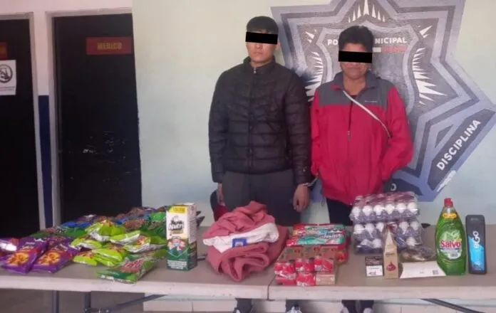 CAPTURAN POLICÍAS MUNICIPALES A DOS POR ROBO A COMERCIO