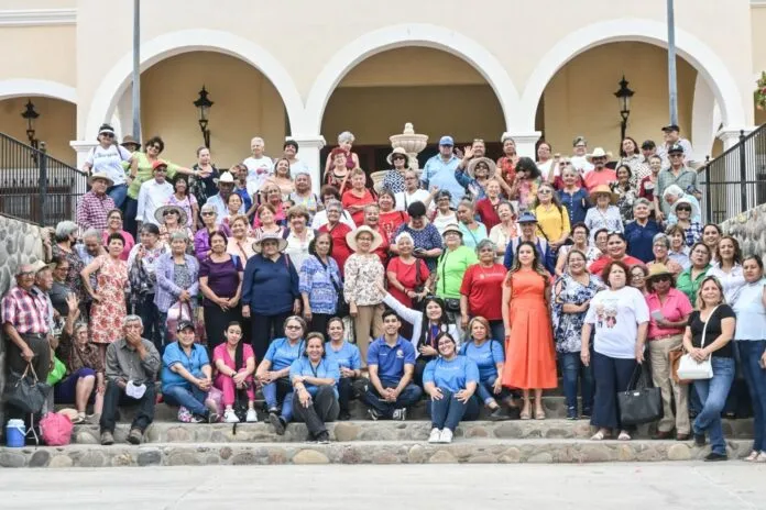 VISITAN PUEBLO MÁGICO DE ÁLAMOS ABUELAS Y ABUELOS DE INAPAM