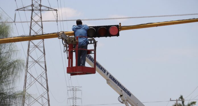 REPARA SSPM SEMÁFORO DE LA CALZADA FRANCISCO VILLANUEVA Y BOULEVARD LAS TORRES