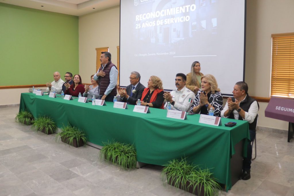 RECONOCEN A 45 EMPLEADOS POR 25 AÑOS DE TRAYECTORIA AL SERVICIO DEL AYUNTAMIENTO DE CAJEME