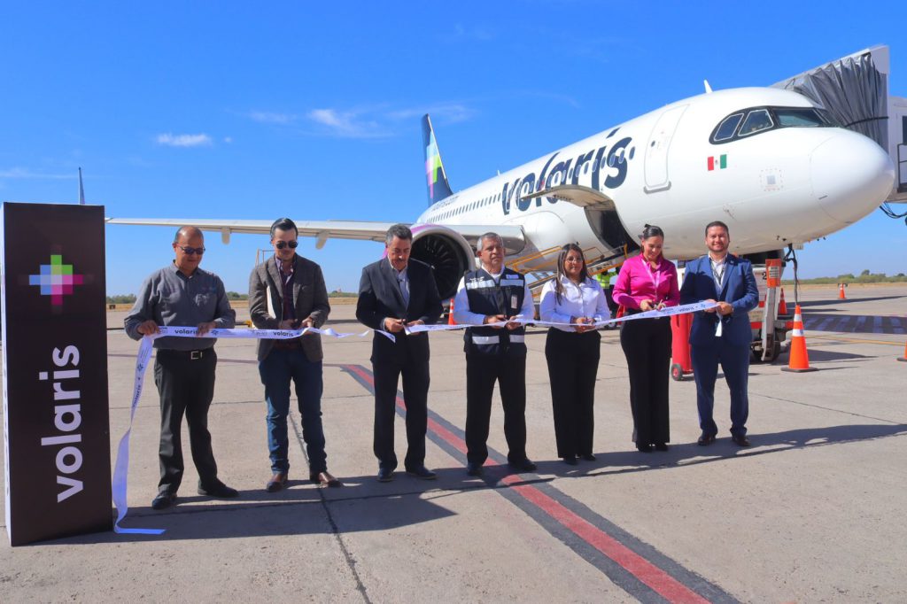 DA BIENVENIDA PRESIDENTE MUNICIPAL DE CAJEME JAVIER LAMARQUE A PASAJEROS DEL VUELO INAUGURAL MONTERREY-CIUDAD OBREGÓN