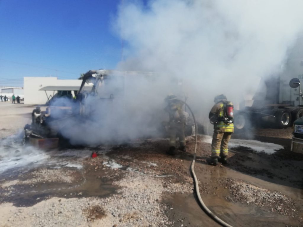 BOMBEROS DE CAJEME CONTROLAN INCENDIO DE TRÁILER EN EL PARQUE INDUSTRIAL