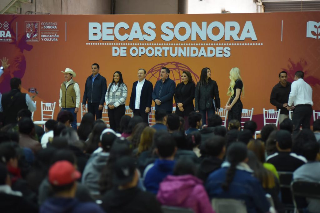 PARTICIPAN GOBERNADOR ALFONSO DURAZO Y PRESIDENTE JAVIER LAMARQUE EN ENTREGA DE BECAS A ESTUDIANTES DE UNIVERSIDADES PÚBLICAS DE CAJEME