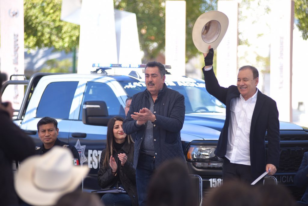 ACOMPAÑA JAVIER LAMARQUE A GOBERNADOR ALFONSO DURAZO A ENTREGA DE PATRULLAS Y EQUIPAMIENTO PARA POLICÍA ESTATAL