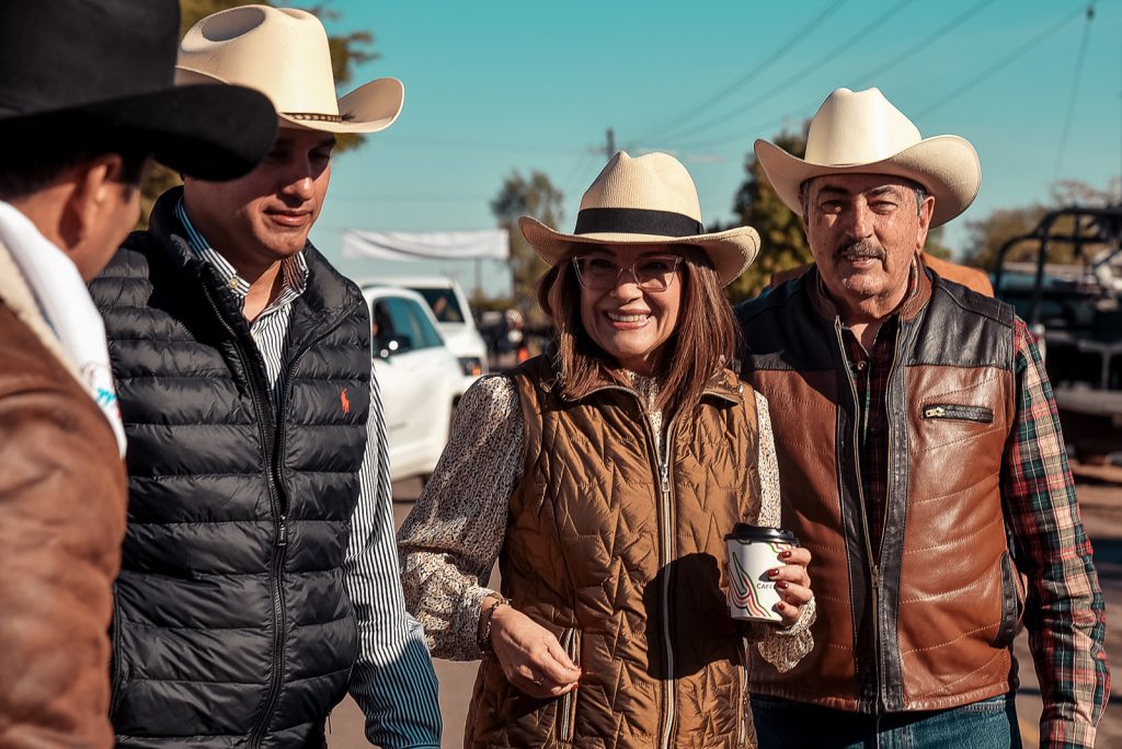 ACOMPAÑA JAVIER LAMARQUE ARRANQUE DEL 15 ANIVERSARIO DE LA CABALGATA CON AROMA DE MUJER EN EL CAMP0 30
