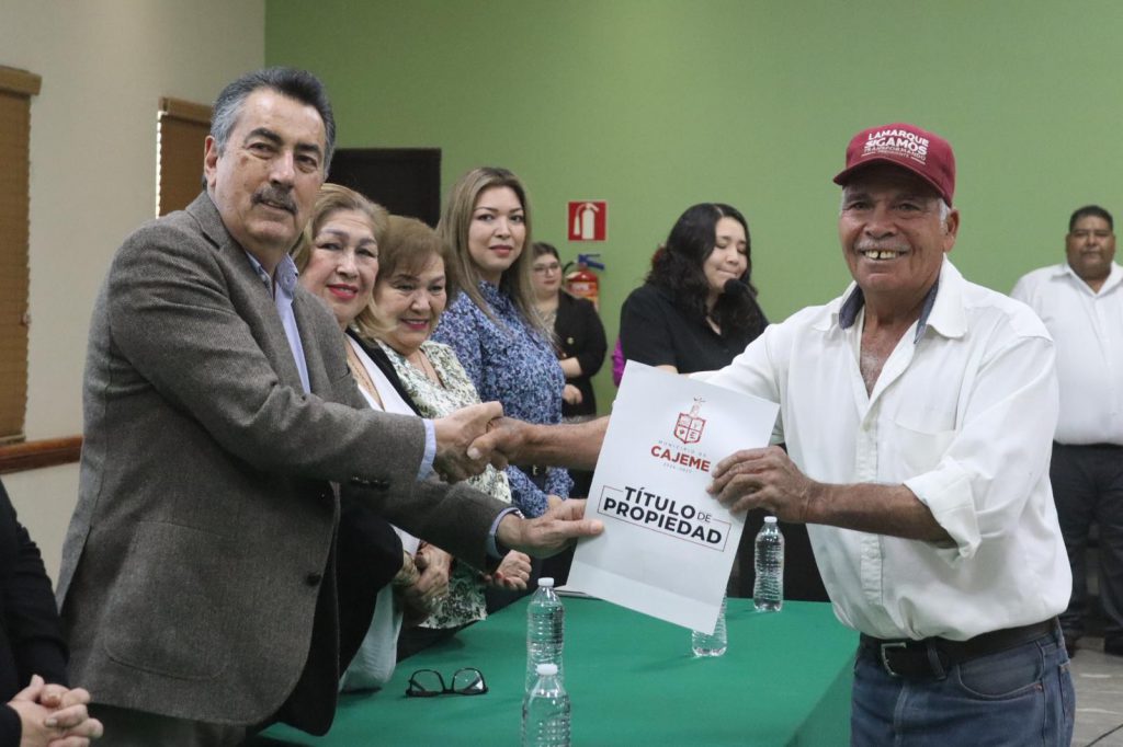 JAVIER LAMARQUE HACE ENTREGA DE 150 ESCRITURAS A FAMILIAS DE COLONIAS SITUADAS EN EL SUR Y NORTE DE CAJEME