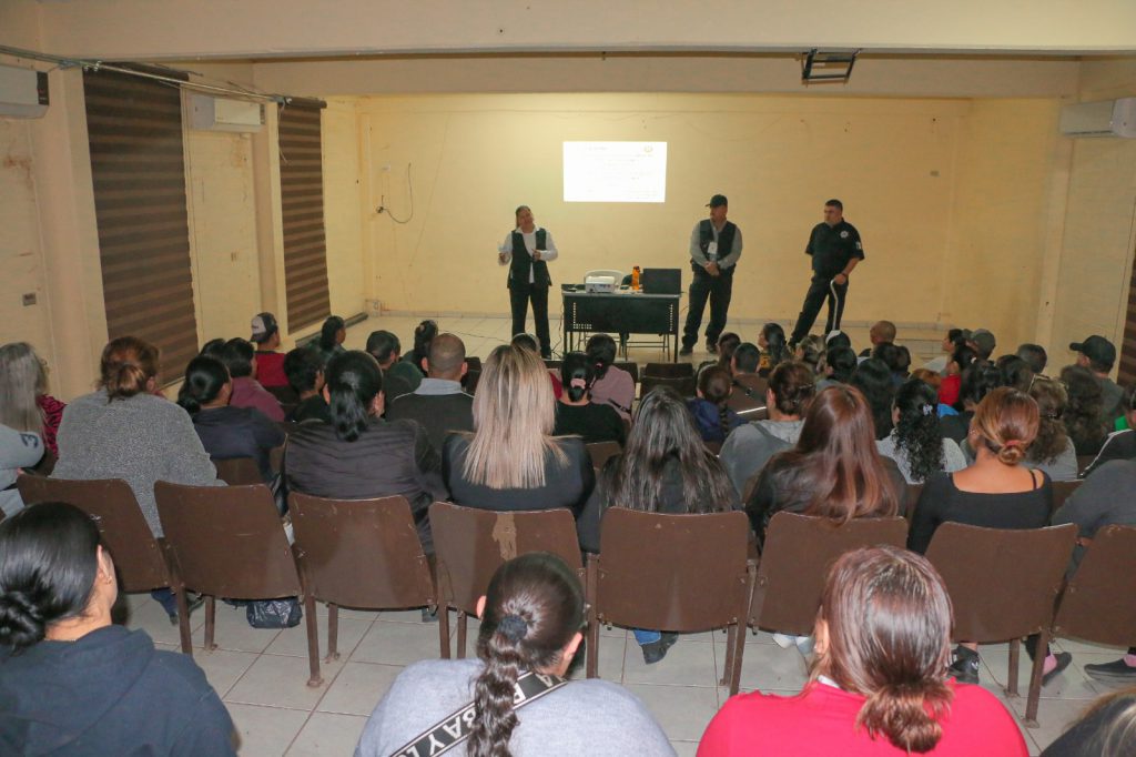 REALIZAN PLÁTICA INFORMATIVA CON MADRES Y PADRES DE FAMILIA EN LA SECUNDARIA GENERAL NO. 3