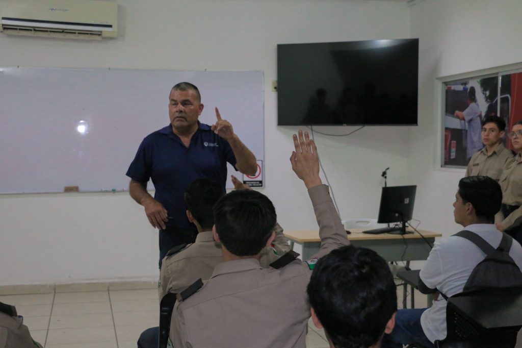 ESTUDIANTES DEL CENTRO DE ESTUDIOS DE EDUCACIÓN MILITARIZADA VISITAN LA ACADEMIA DE POLICÍA MUNICIPAL DE CAJEME