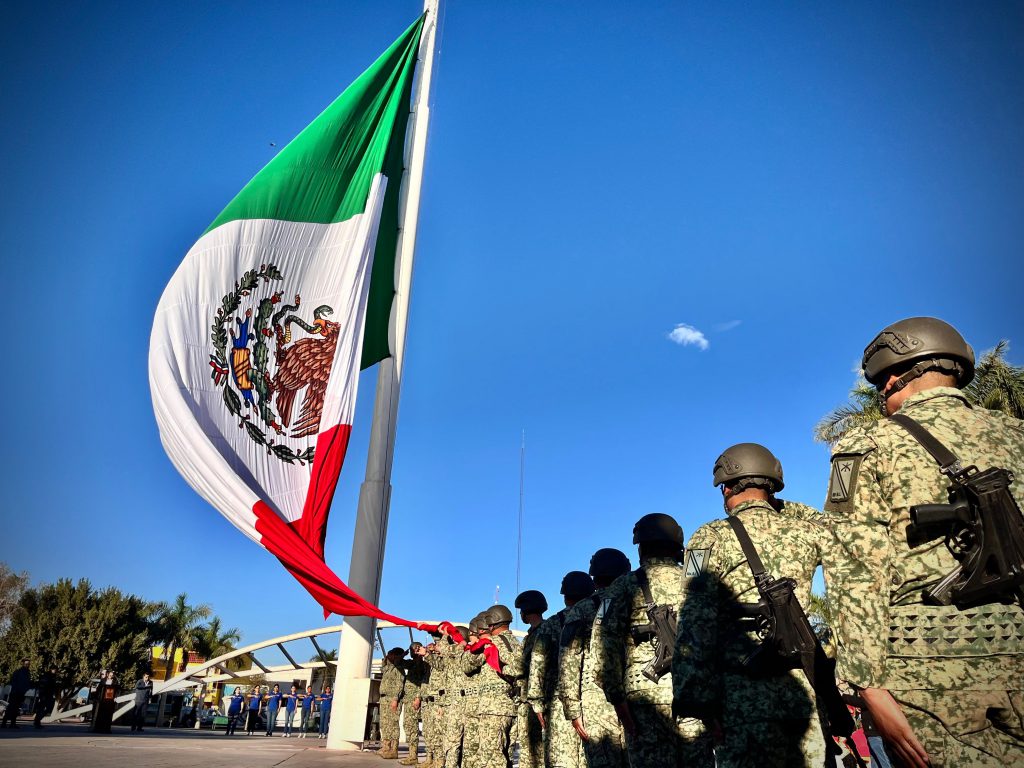 ENCABEZA PRESIDENTE JAVIER LAMARQUE DESFILE CÍVICO POR DÍA DE LA BANDERA