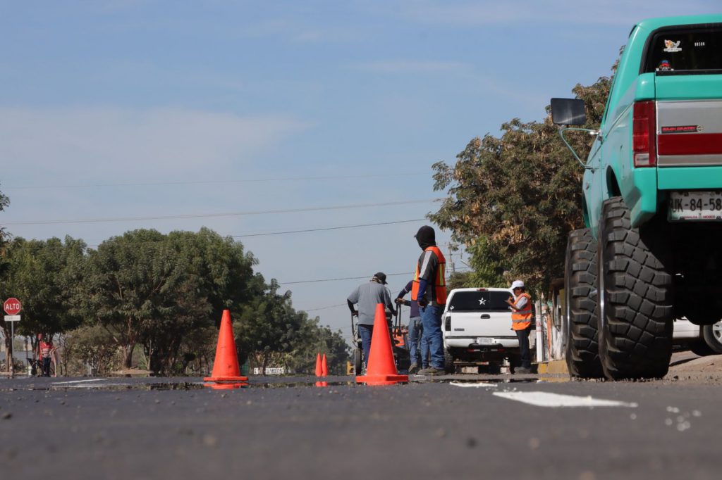 CONTINÚAN EN CAJEME LOS TRABAJOS DE SEÑALIZACIÓN Y PINTURA VIAL EN CALLES RECIÉN PAVIMENTADAS